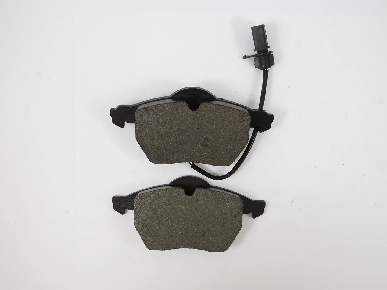PASTILHA FREIO RODA DIANTEIRA COM ALARME AUDI A4 94/00 A6 94/01 AVANT 98/99 VW PASSAT 05/20