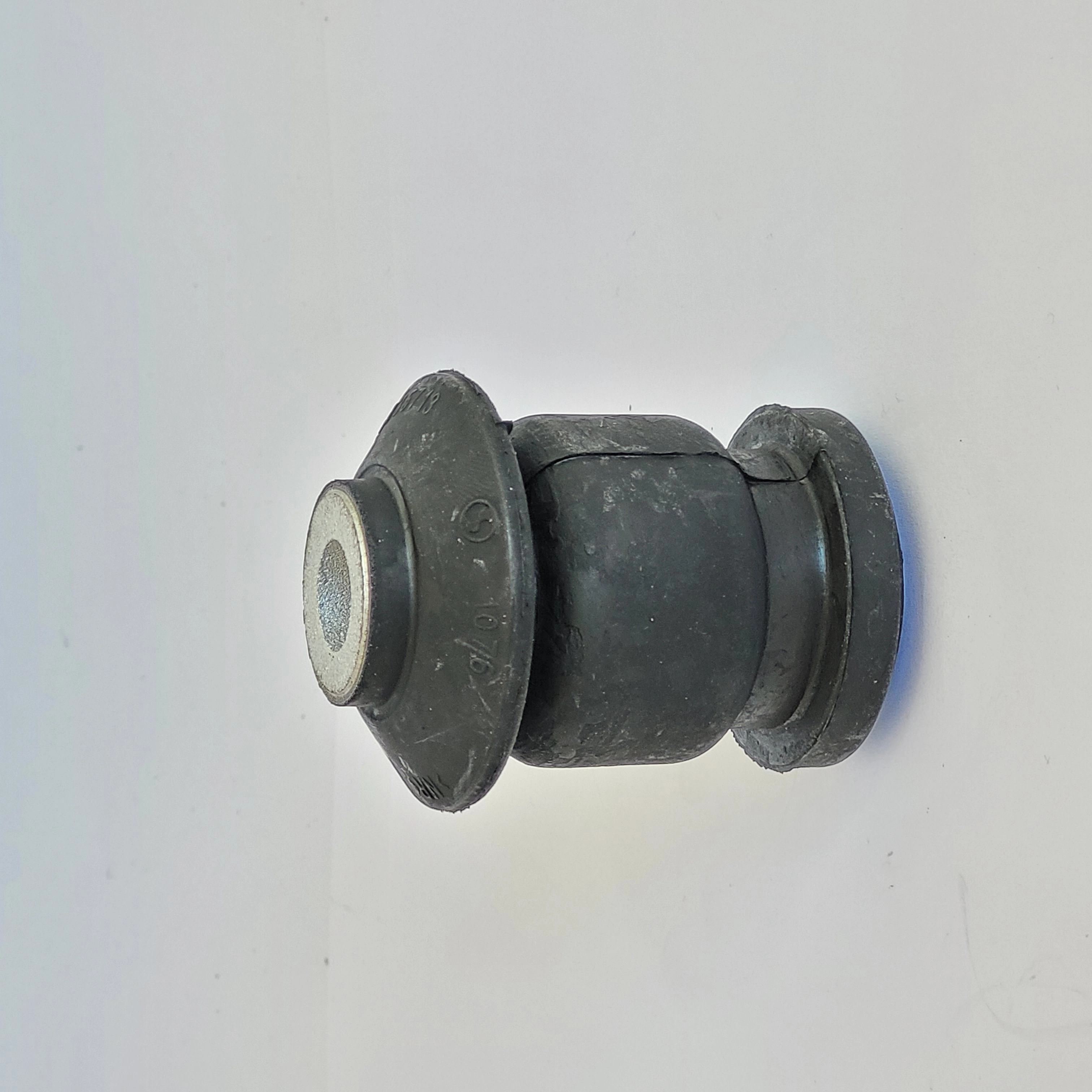 BUCHA DIANTEIRA BANDEJA SUSPENSÃO FIAT BRAVO 11/16 LINEA 09/16 PUNTO 08/ STILO 03/11