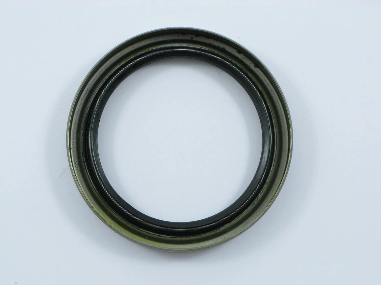 RETENTOR CÂMBIO FORD CARGO ENTALHADO 1415/1419/1422/1617/1622/2422/2425 - 63,50X82,55X12,70MM
