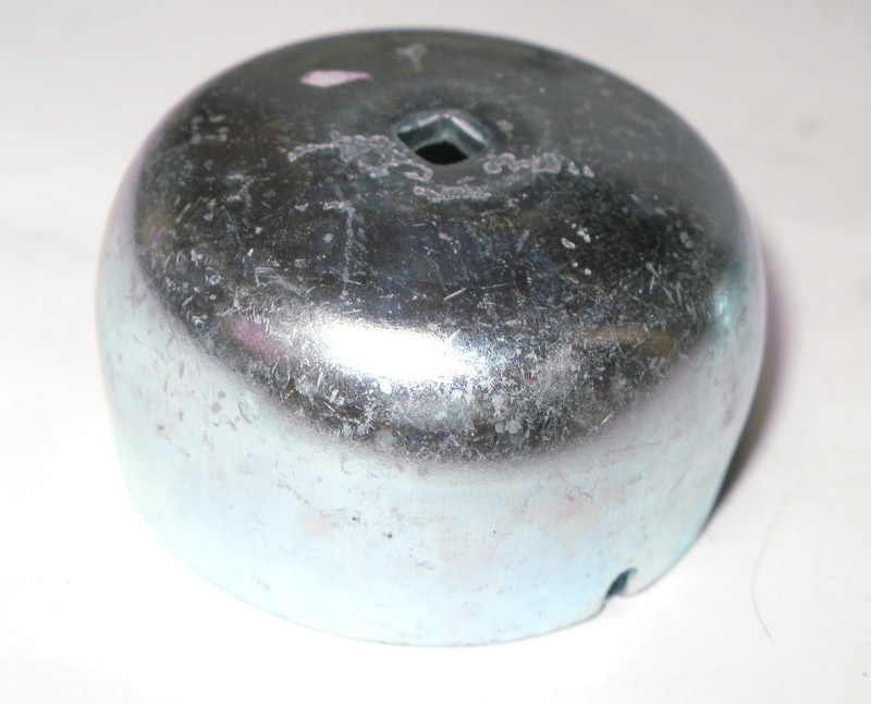 CALOTA CUBO RODA DIANTEIRA ESQUERDA COM FURO GRAXA 53MM VW FUSCA /74