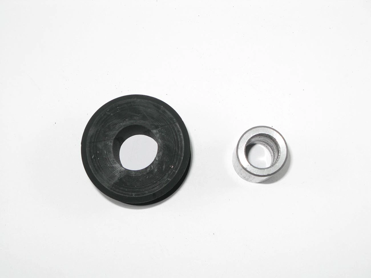 BUCHA AMORTECEDOR DIANTEIRA INFERIOR COM TUBO - TOYOTA HILUX 2000/