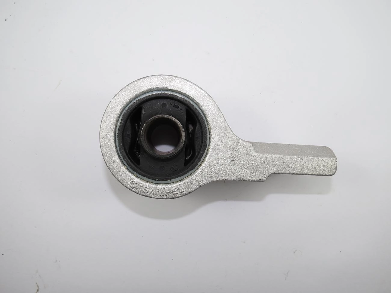 BUCHA TRASEIRA BANDEJA DIANTEIRA FORD NOVO FIESTA 02/14 - ECOSPORT 03/12 - KA 08/13 - COM SUPORTE