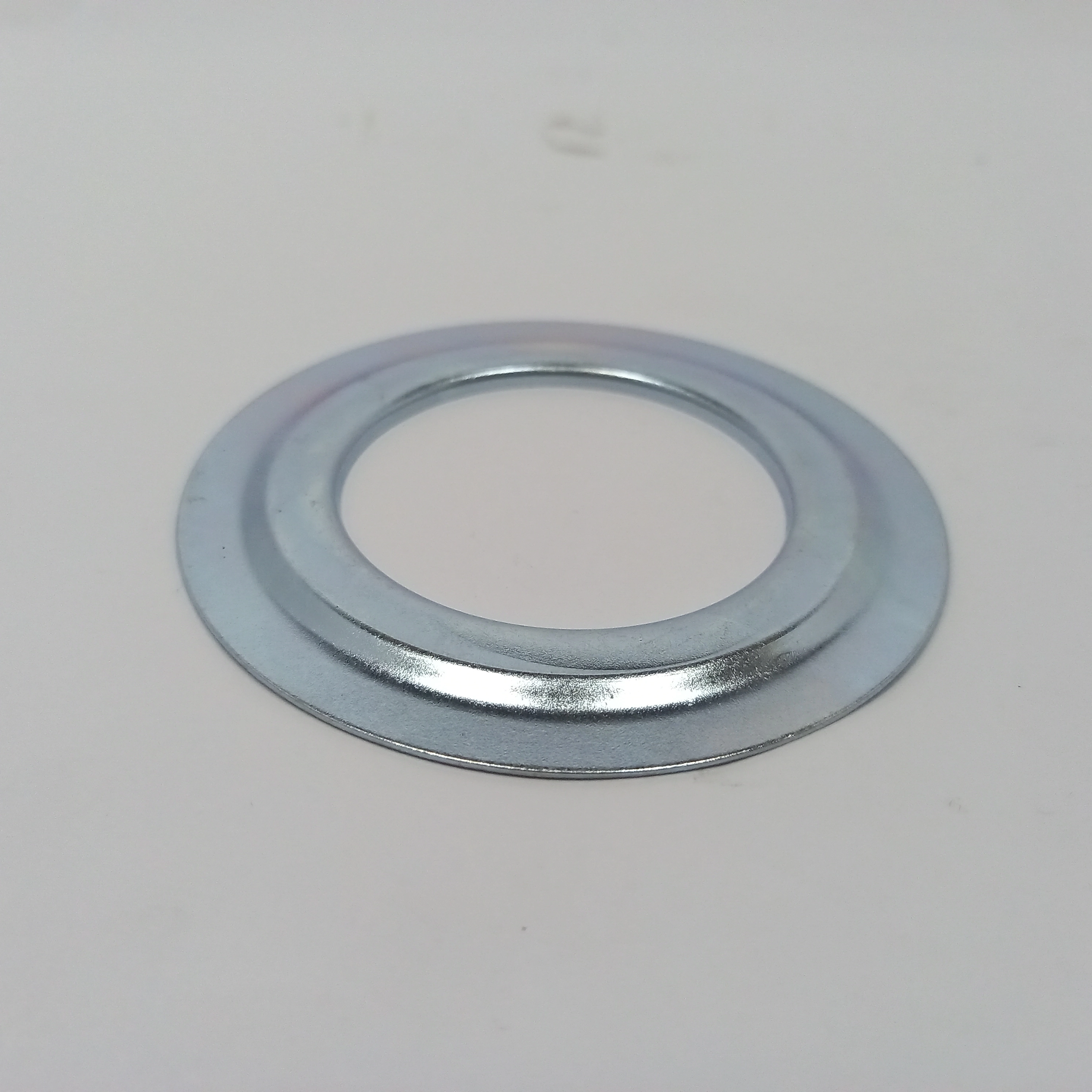 ARRUELA DEFLETORA DO EIXO PILOTO FORD CARGO 814/815/915 - AGRALE 7100/8100/8150 - VW 7500/8500 96/
