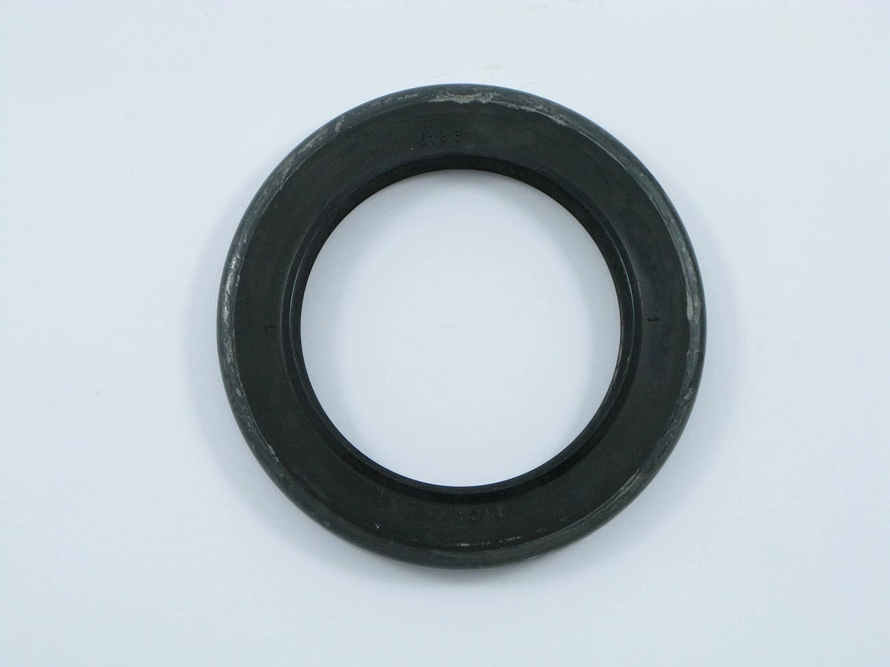 RETENTOR EIXO ENTALHADO/SAÍDA CAIXA CÂMBIO FLANGE TRASEIRO 57,20X82,50X9,50X11,50MM VW 6.80/6.90/7.90/7.110 1981/