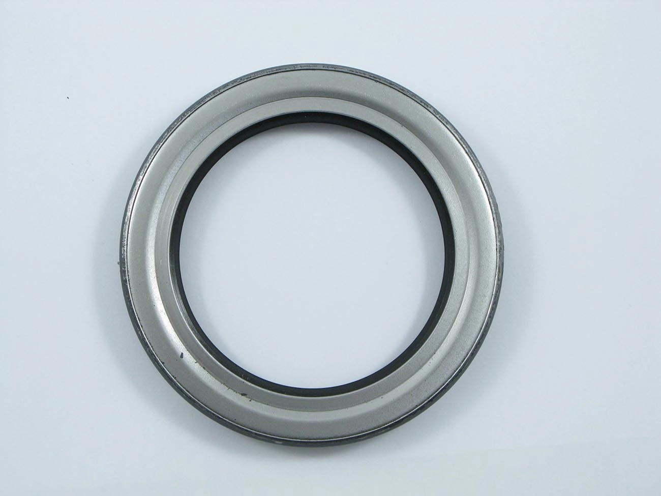 RETENTOR RODA TRASEIRA VW 6.80/6.90/7.90/7.110/7.100/8.140