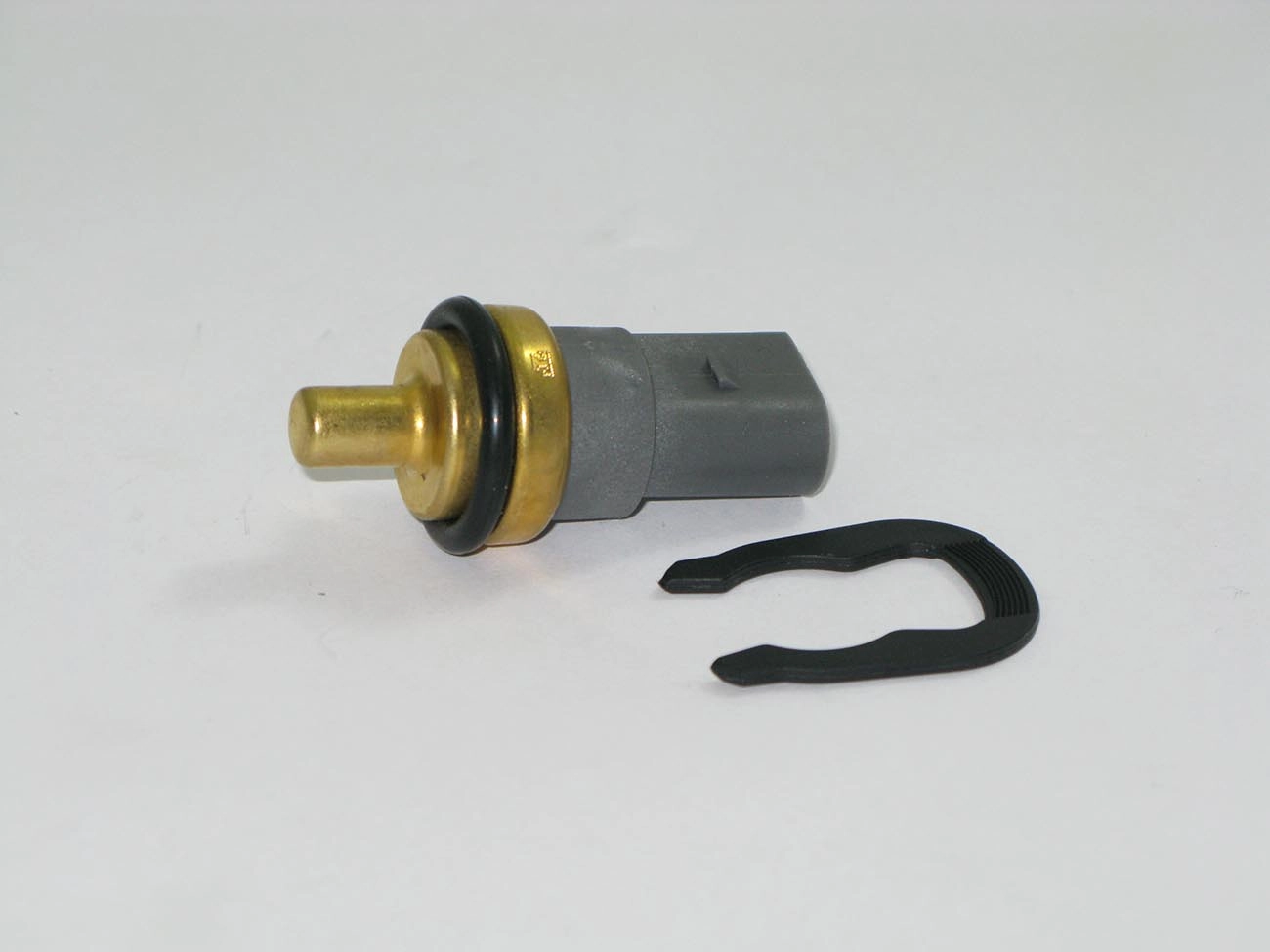 SENSOR TEMPERATURA/PLUG ELETRÔNICO ÁGUA INJEÇÃO ELETRÔNICA COR CINZA ESCURO ENCAIXE ELETRONICO VW NOVO GOL 08/ FOX 10/ POLO 02/ GOLF 1.6 97/ PASSAT 05/